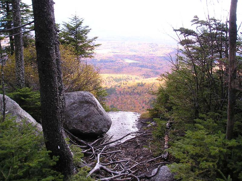 Hibbard (28).JPG - Hiking down the Walden trail we came across another viewpoint. Again, a sheer drop off a ledge. The slippery rock surface was an added bonus.